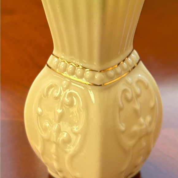 VINTAGE BELLEEK VASE WITH GOLD TRIM - Picture 2 of 8